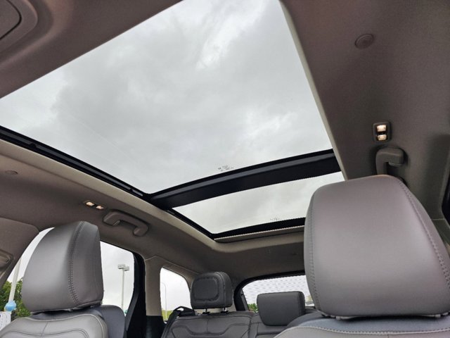 Vehicle image 25 of 34