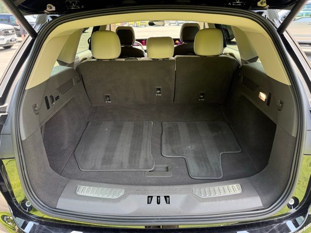 Vehicle image 11 of 42