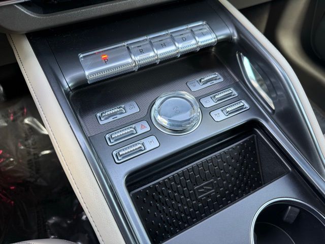 Vehicle image 33 of 42