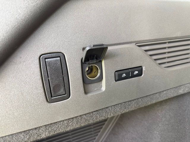 Vehicle image 40 of 42