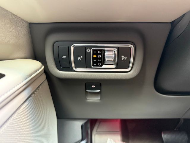 Vehicle image 36 of 42