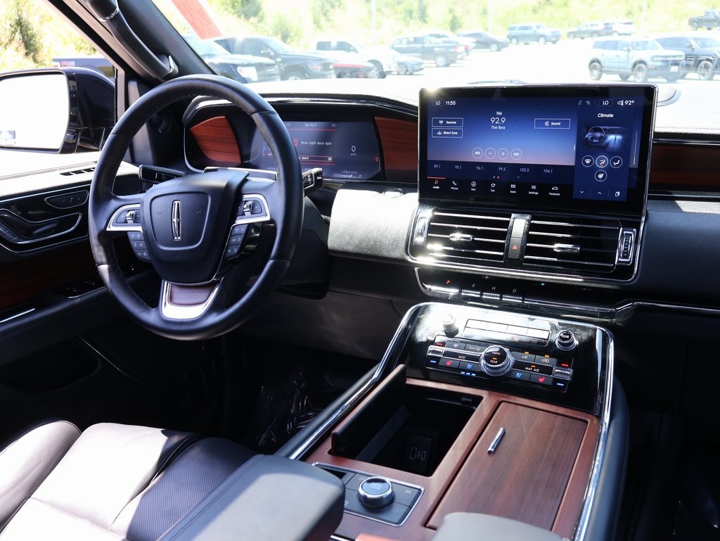 2024 Lincoln Navigator L Premiere Image 16 of 43