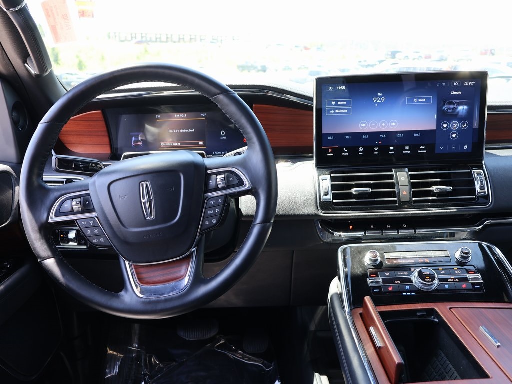 2024 Lincoln Navigator L Premiere Image 17 of 43