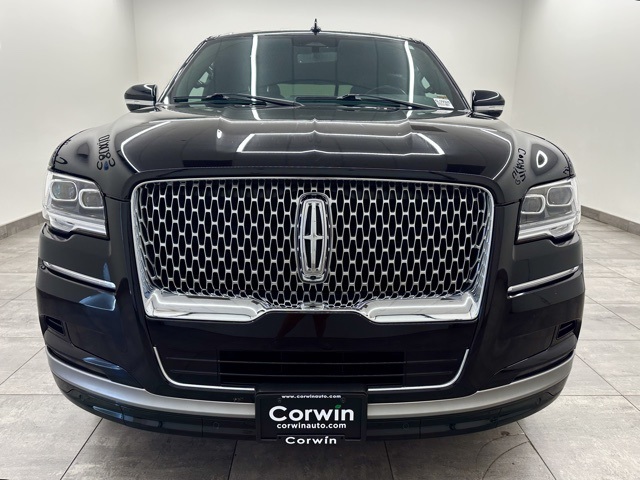 2024 Lincoln Navigator Premiere Image 2 of 41