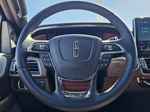 Vehicle image 33 of 40