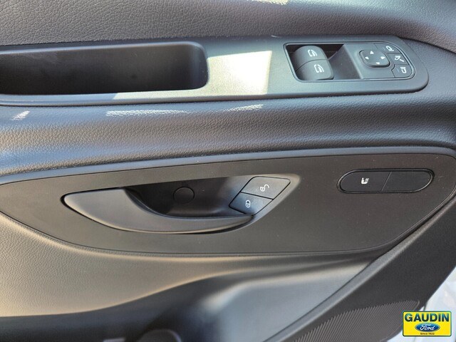 Vehicle image 19 of 23