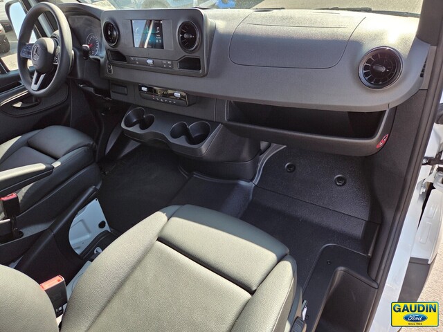 Vehicle image 13 of 23