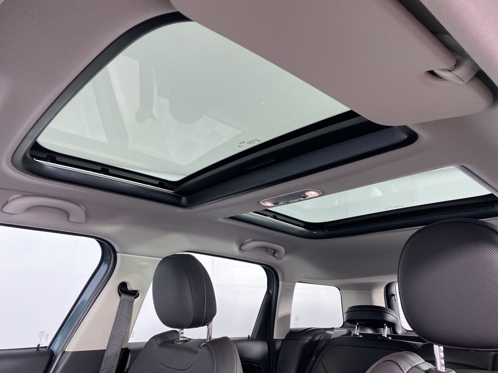 Vehicle image 21 of 23