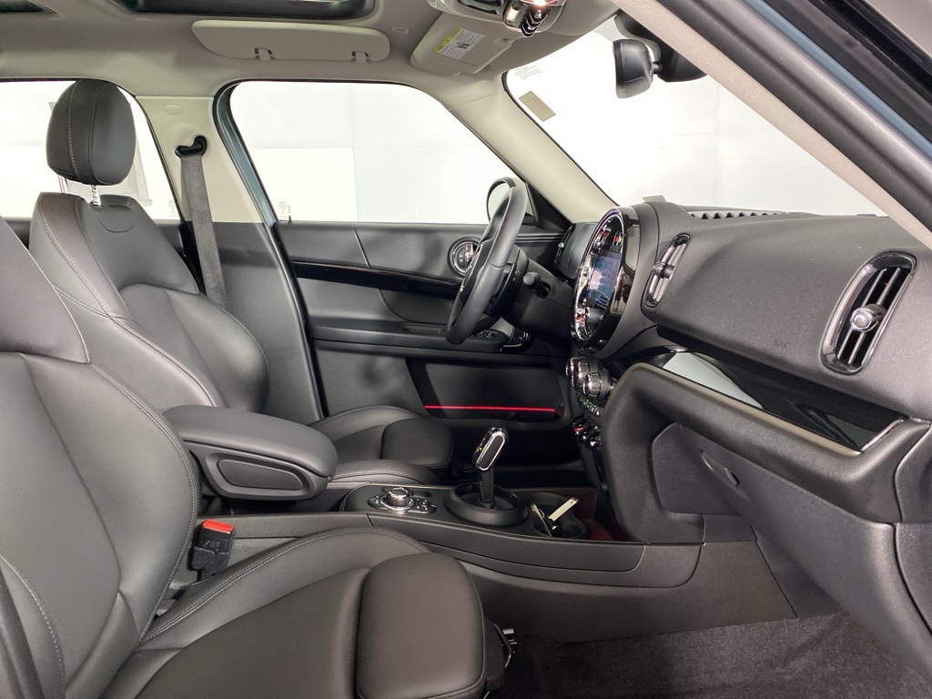 Vehicle image 13 of 23