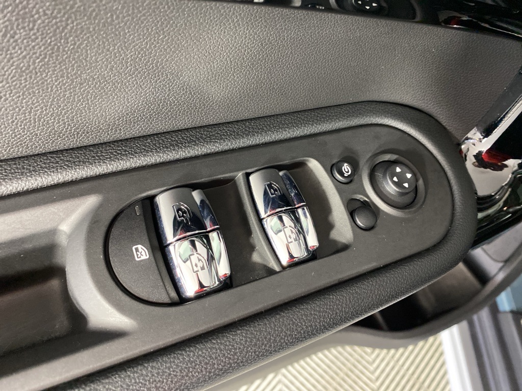 Vehicle image 17 of 23