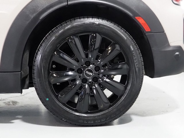 Vehicle image 17 of 61