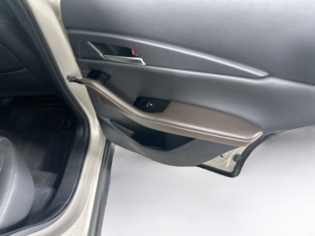 Vehicle image 23 of 30