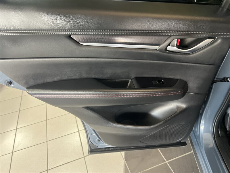 Vehicle image 27 of 33