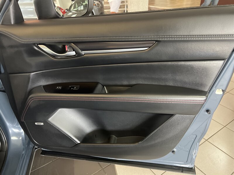 Vehicle image 28 of 33