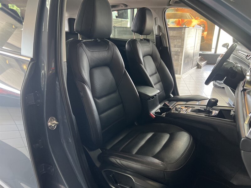 Vehicle image 14 of 33