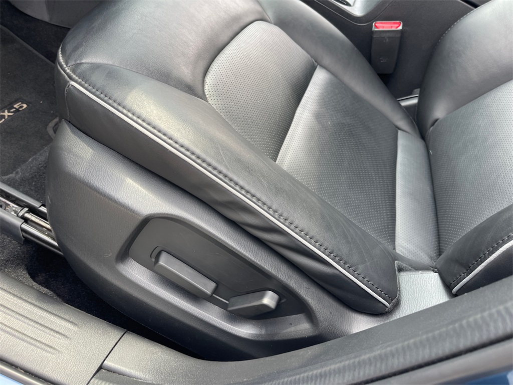 Vehicle image 17 of 40