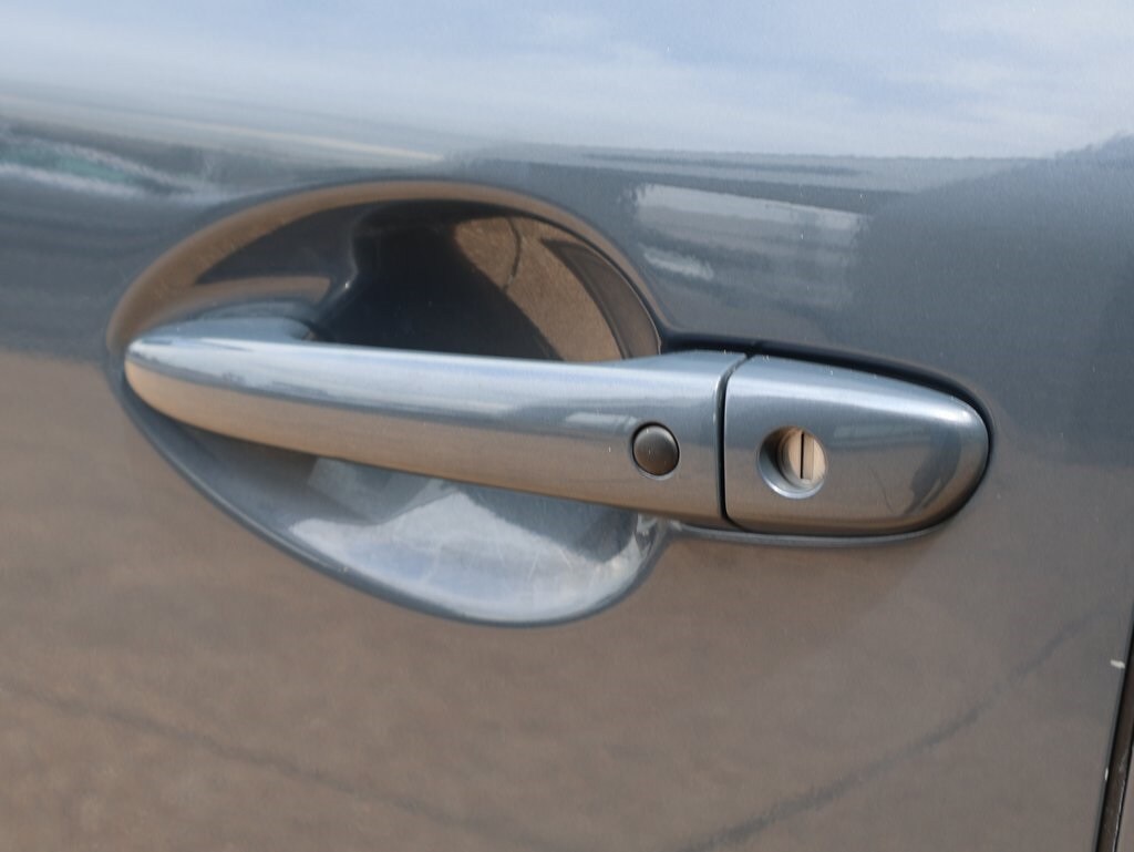 Vehicle image 21 of 42