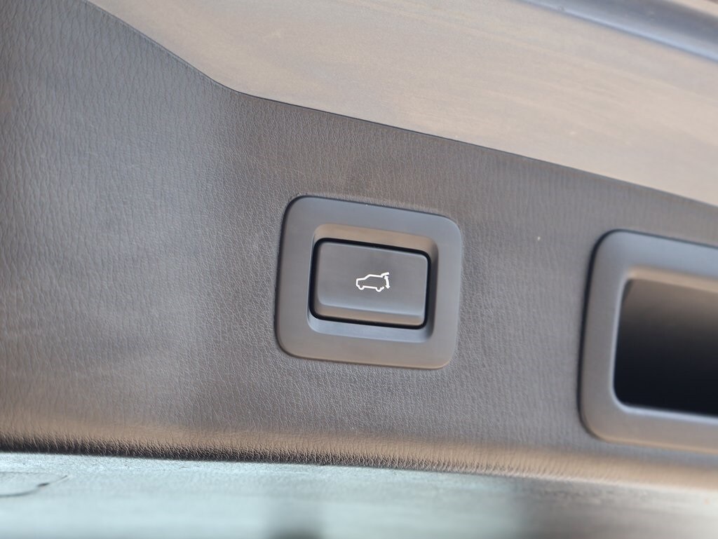 Vehicle image 17 of 42