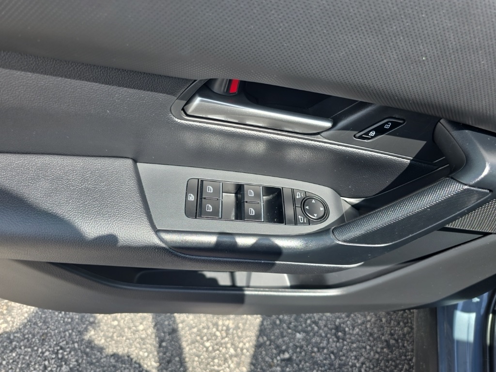 Vehicle image 23 of 28