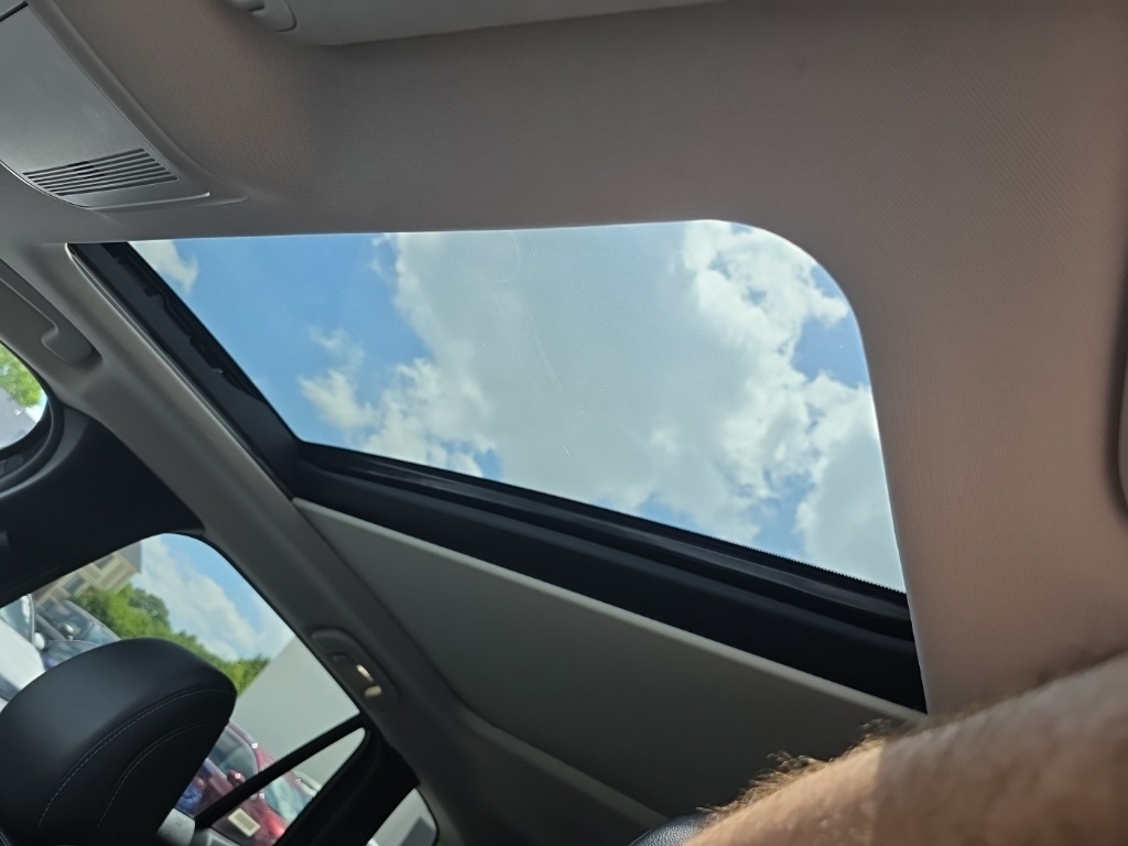 Vehicle image 26 of 28