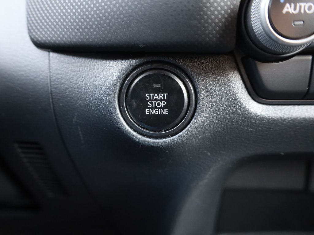 Vehicle image 33 of 40