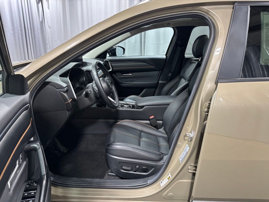 Vehicle image 18 of 32
