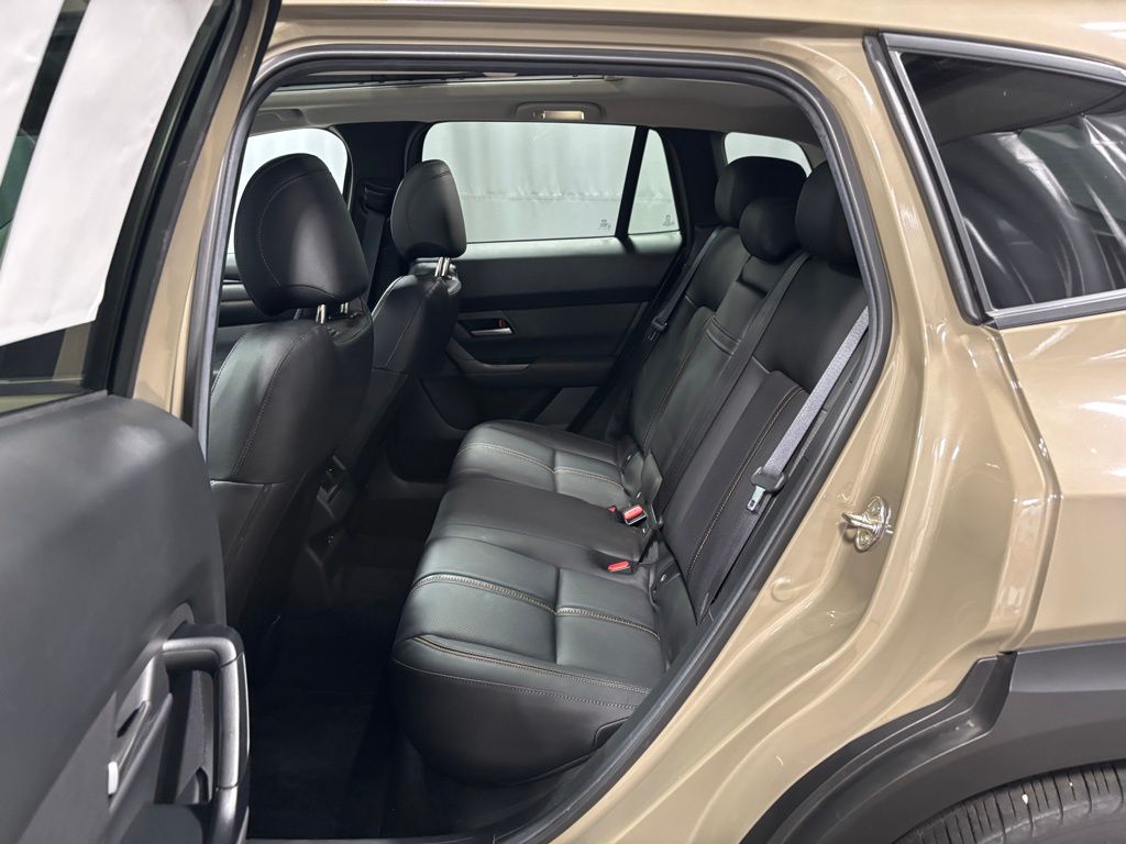 Vehicle image 17 of 32