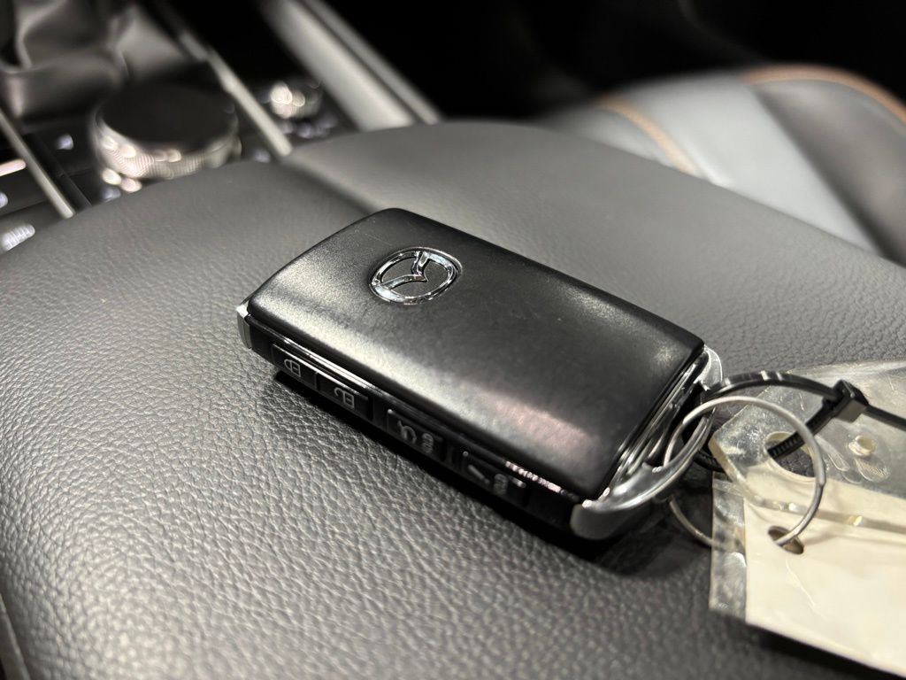 Vehicle image 22 of 32