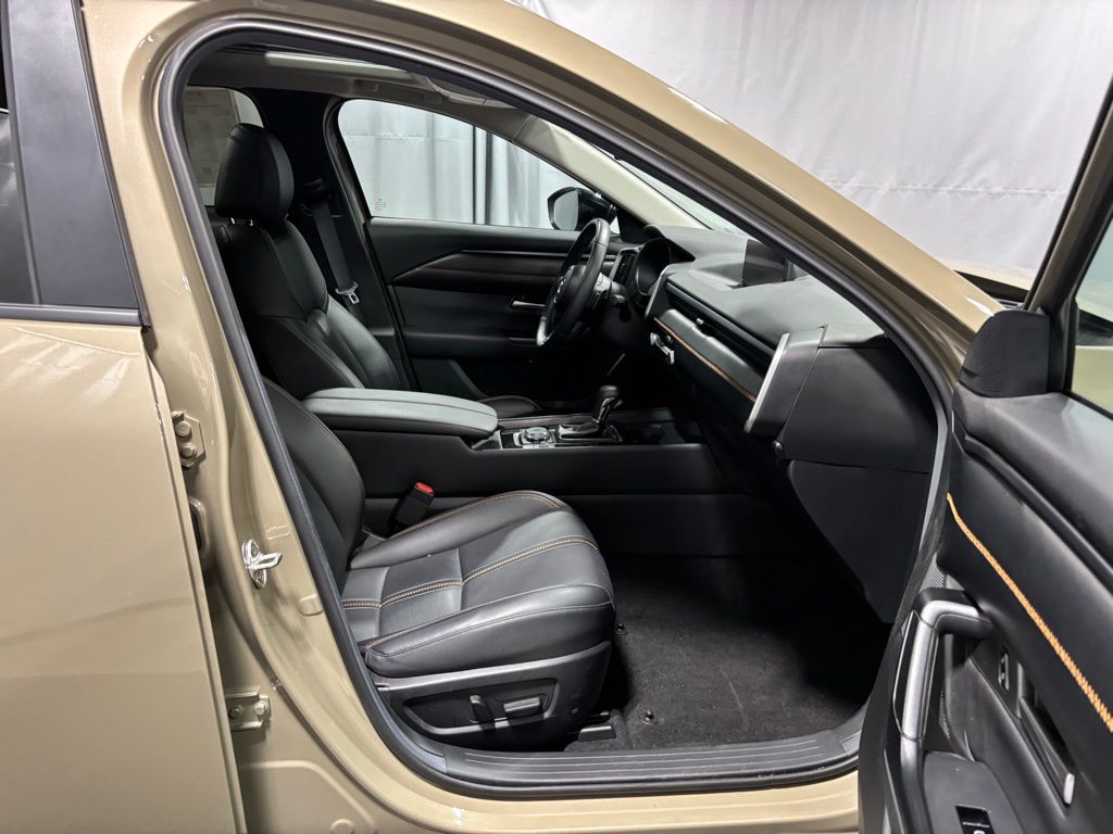 Vehicle image 16 of 32