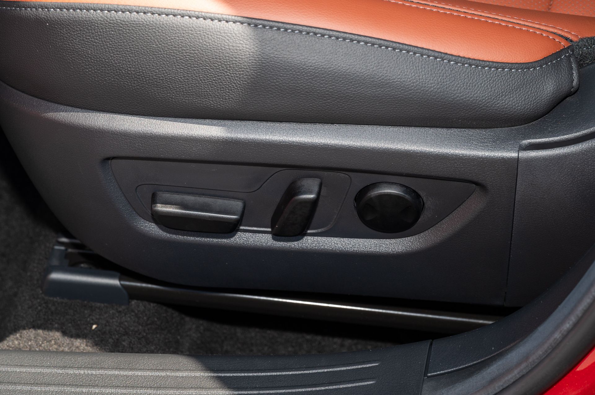 Vehicle image 32 of 44