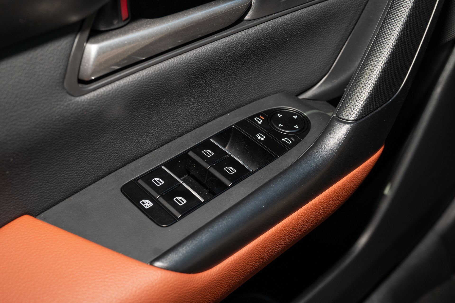 Vehicle image 33 of 44
