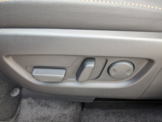 Vehicle image 22 of 27