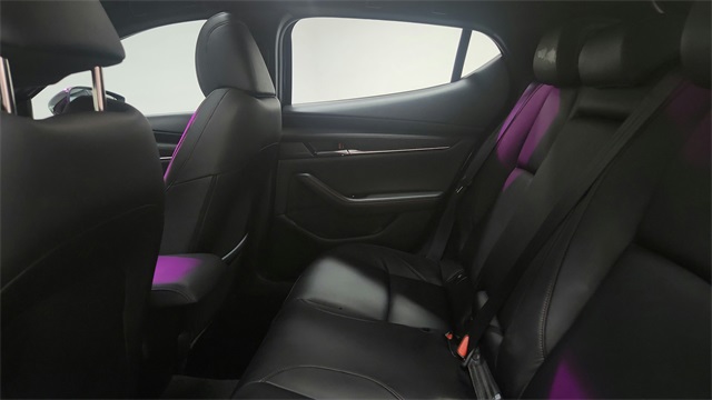 Vehicle image 21 of 27