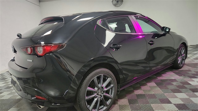Vehicle image 8 of 27