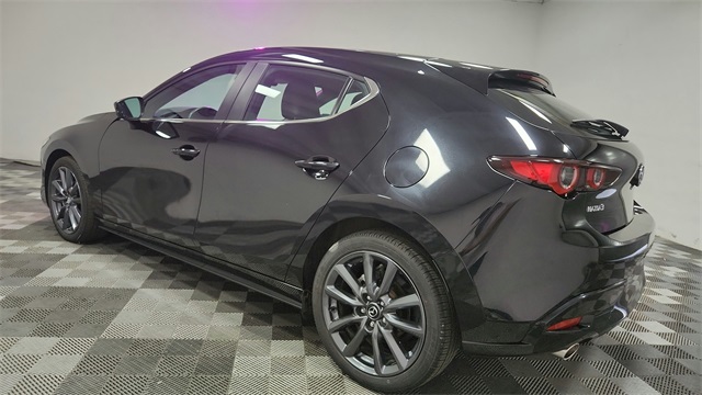Vehicle image 10 of 27