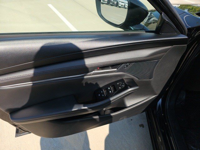 Vehicle image 26 of 33