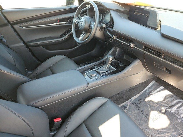 Vehicle image 21 of 33