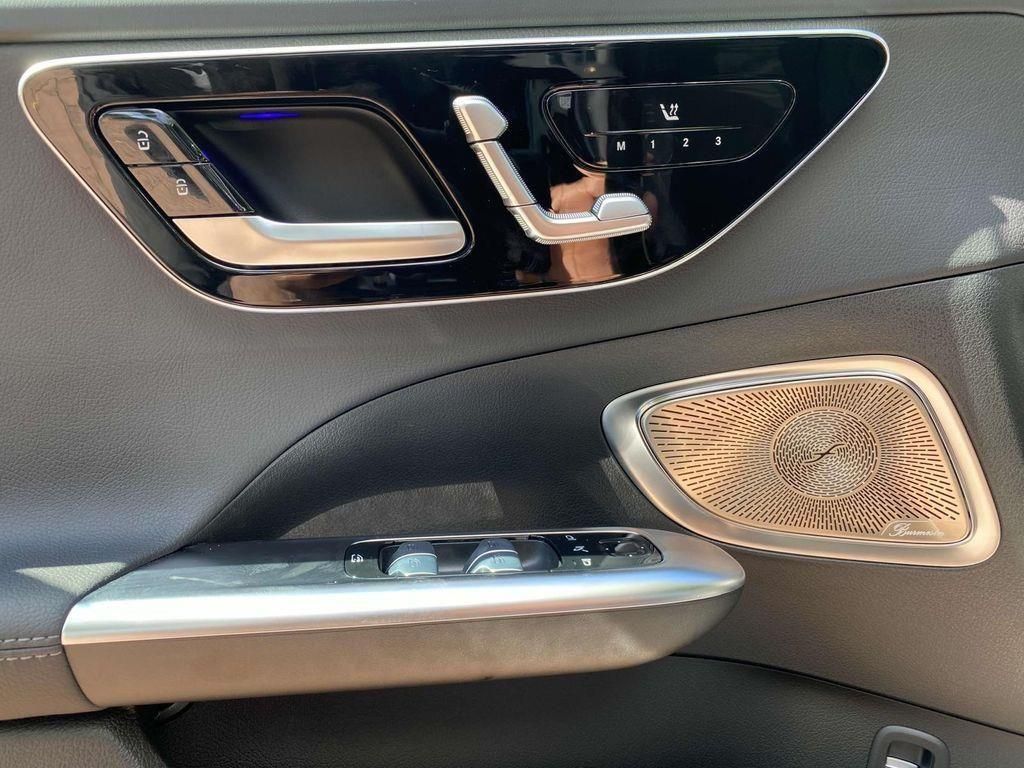 Vehicle image 17 of 30