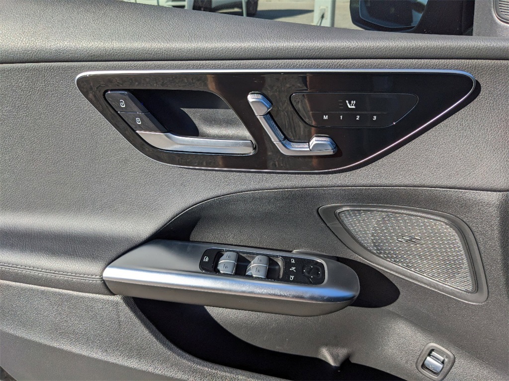 Vehicle image 17 of 35