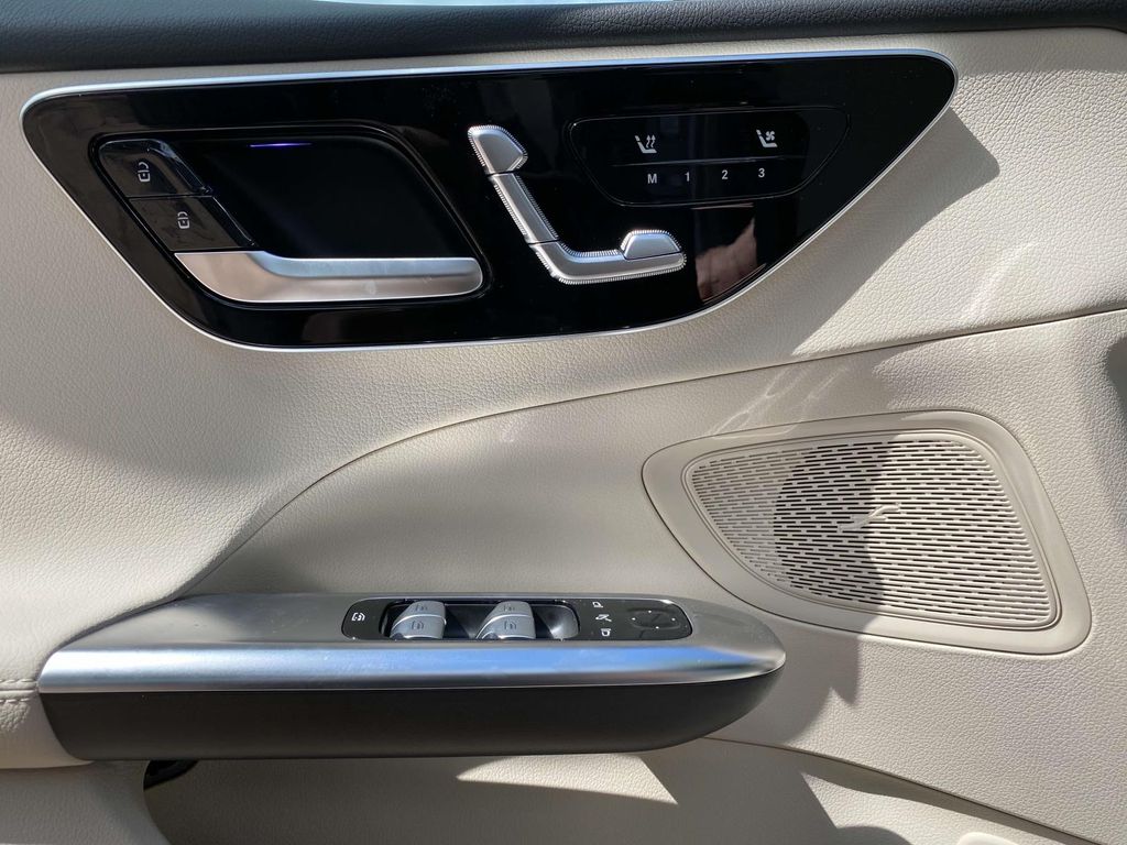 Vehicle image 25 of 37