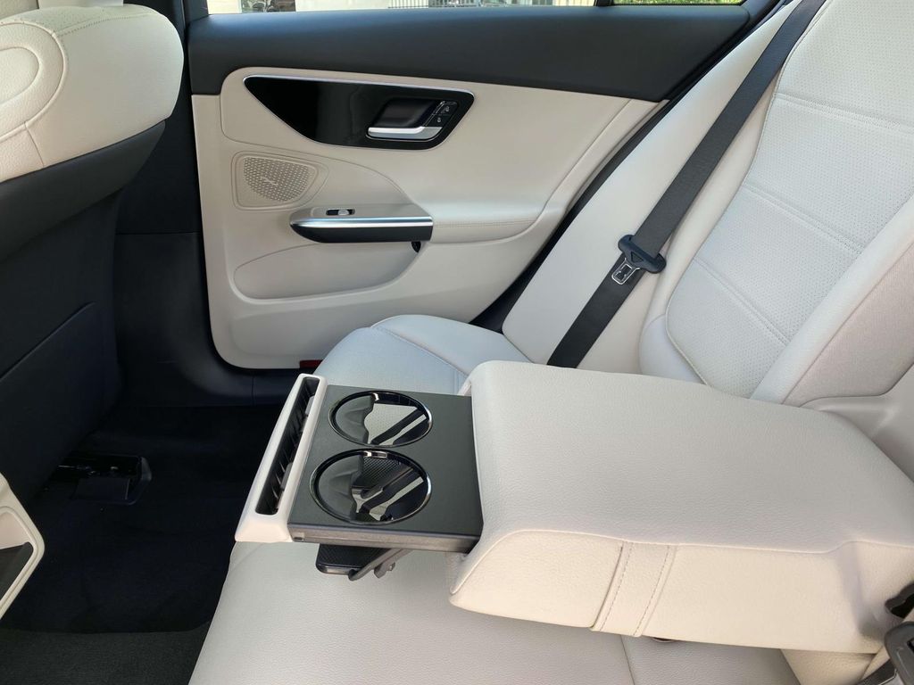 Vehicle image 21 of 37