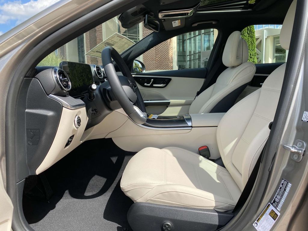 Vehicle image 26 of 37