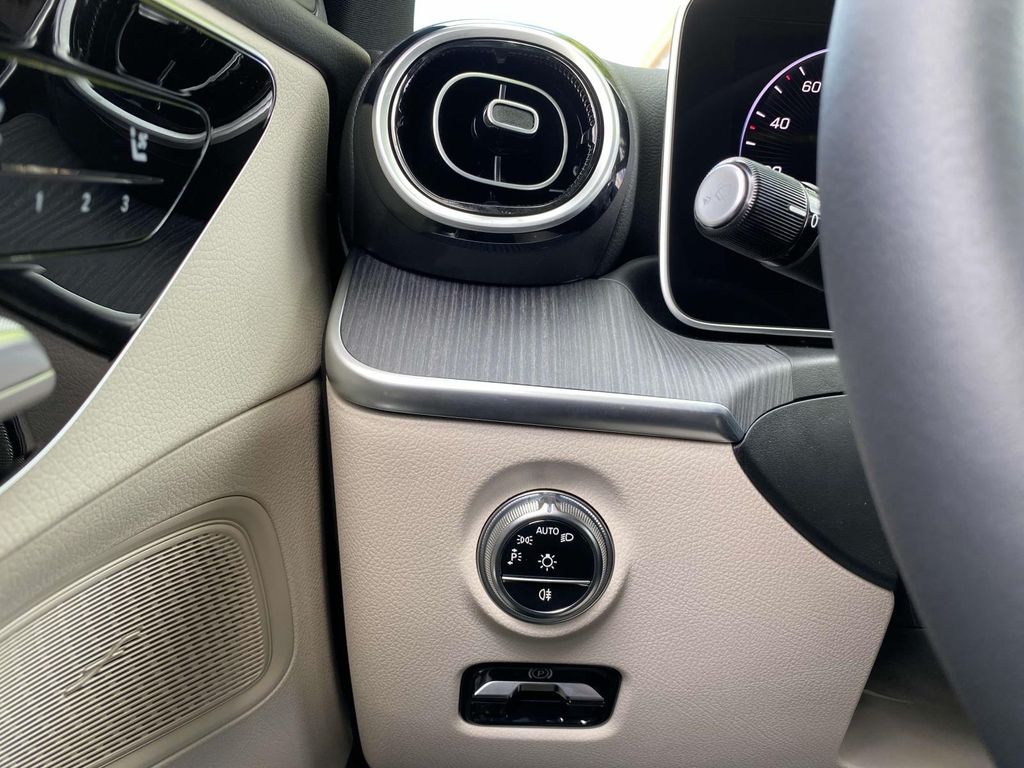 Vehicle image 27 of 37