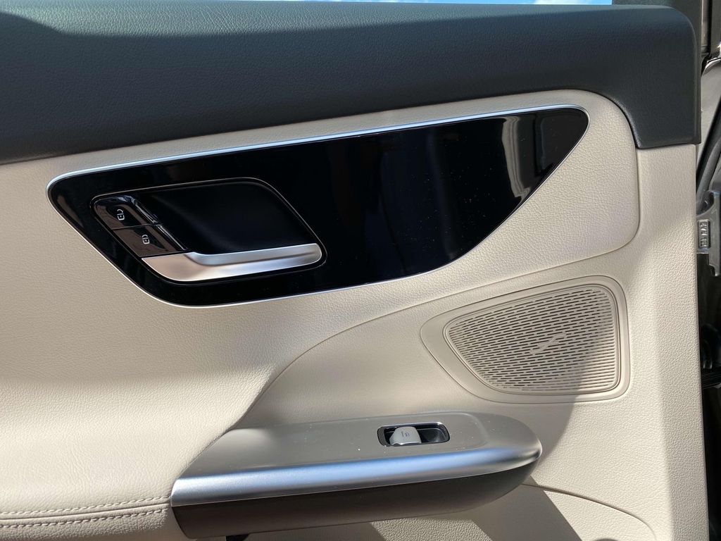 Vehicle image 18 of 37