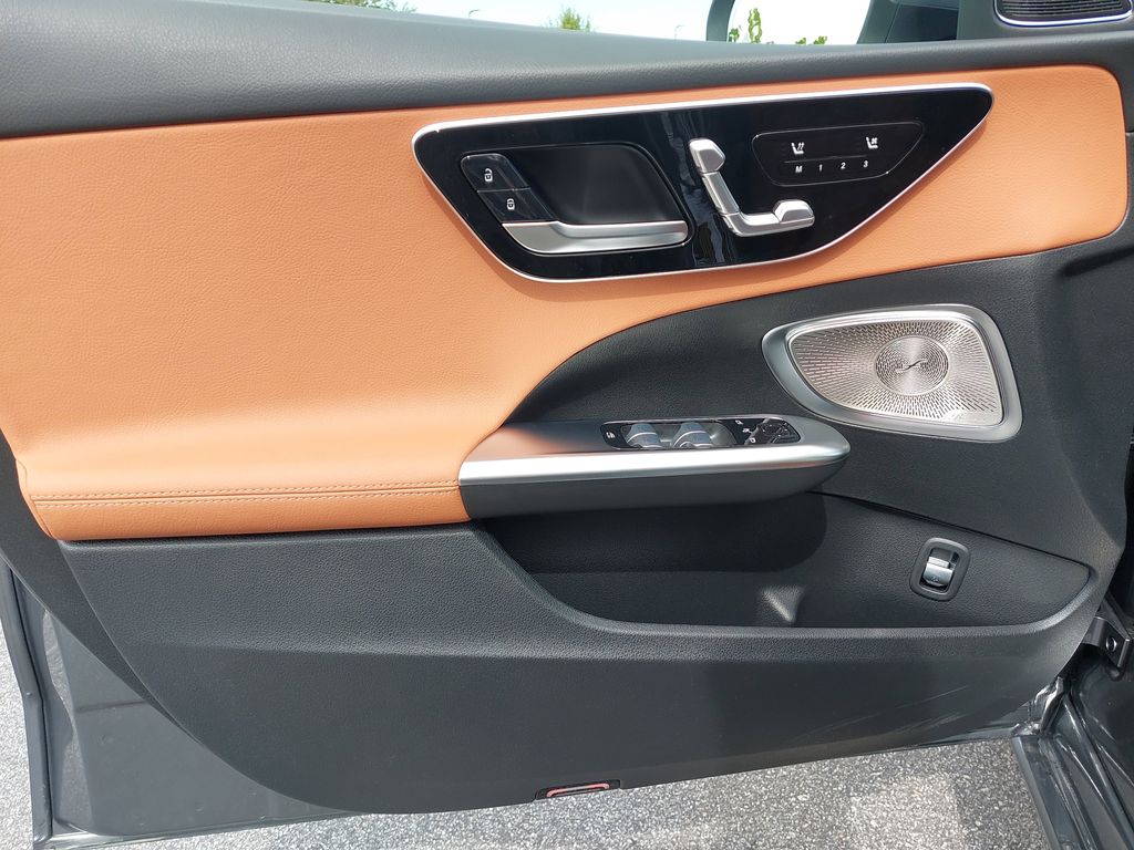 Vehicle image 25 of 36