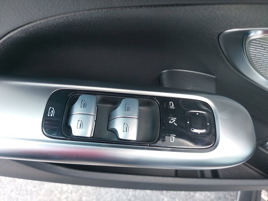 Vehicle image 27 of 34