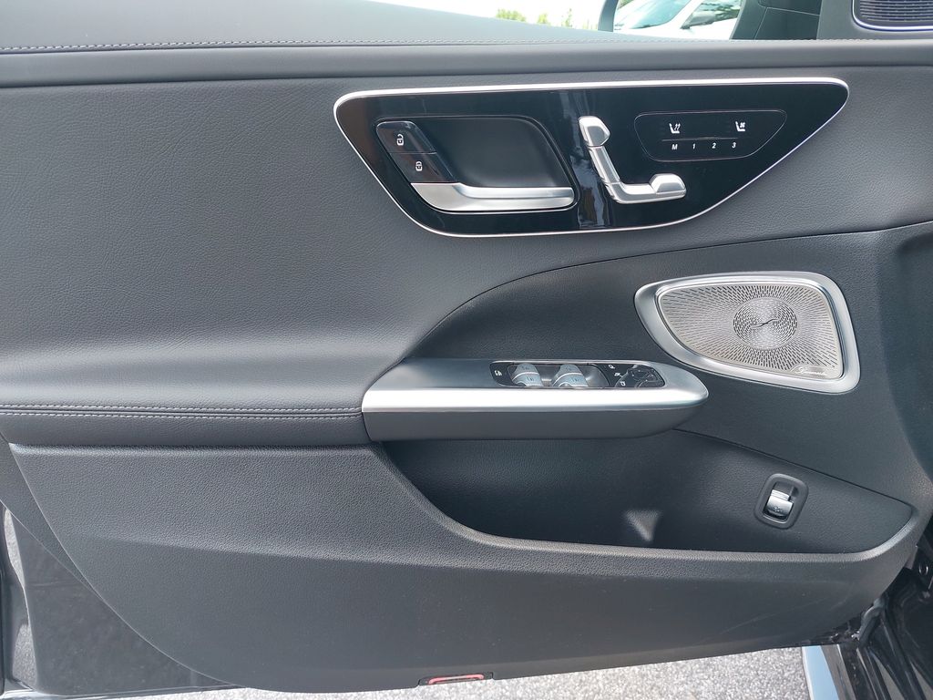 Vehicle image 26 of 34