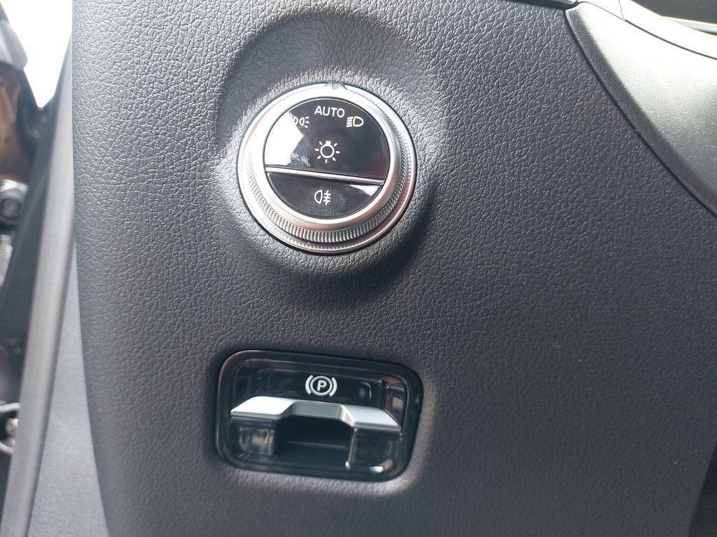 Vehicle image 23 of 34