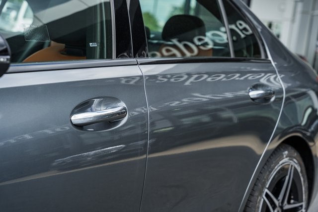 Vehicle image 15 of 42