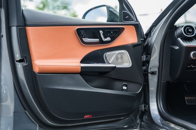 Vehicle image 33 of 42